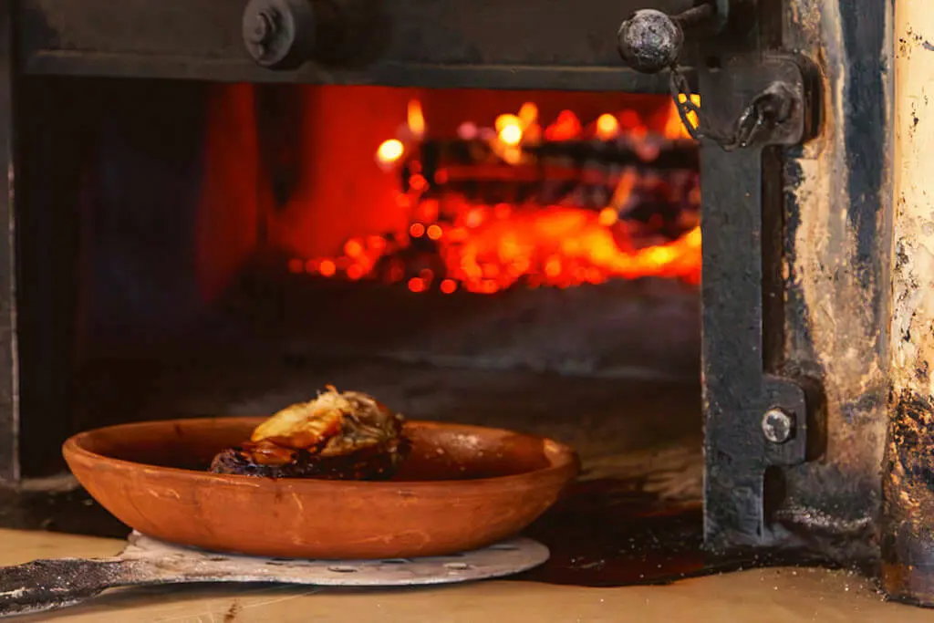 Lechazo asado en horno de leña en Castillo de Izán