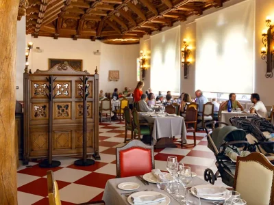 Celebraciones familiares y banquetes en un castillo